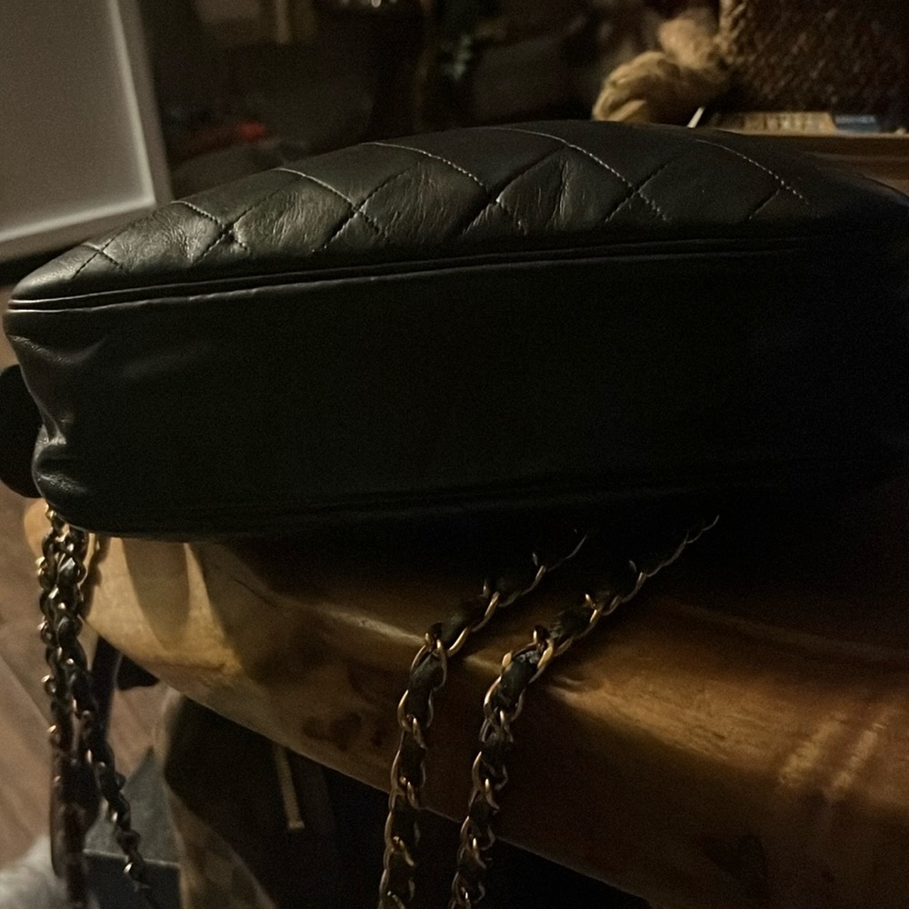 CHANEL Black Quilted Leather Shoulder Bag with Gold Chain - Picture 4 of 13